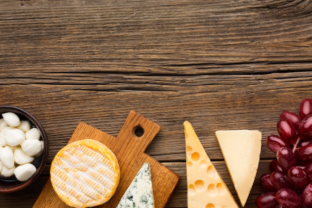 Widok z góry różnorodność smacznego sera z miejsca kopiowania