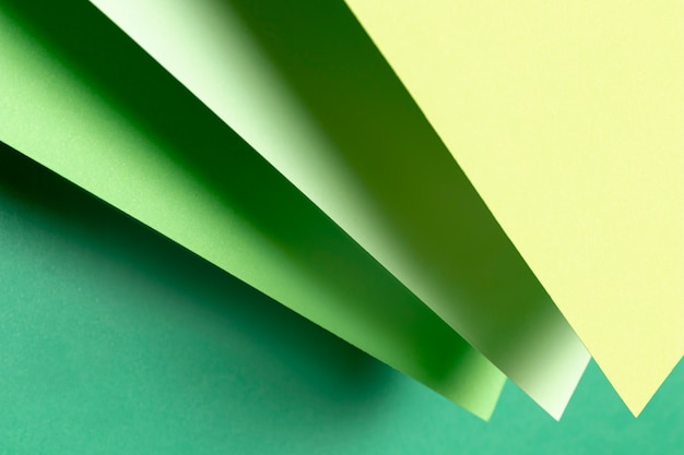 Bezpłatne zdjęcie widok z góry różnych odcieni zielonych papierów