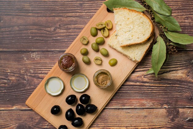 Widok z góry różnych oliwek i chleba