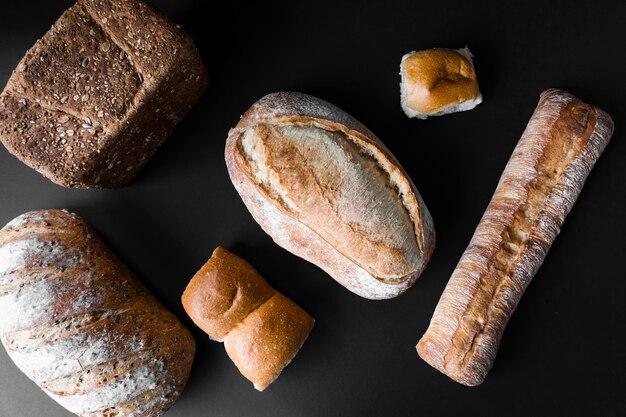 Widok z góry różnych rodzajów pysznego chleba