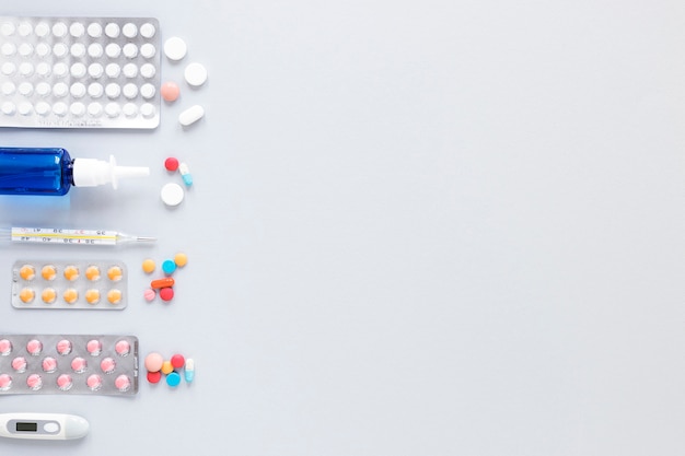 Bezpłatne zdjęcie widok z góry różnych tabletek i środków przeciwbólowych z miejsca na kopię