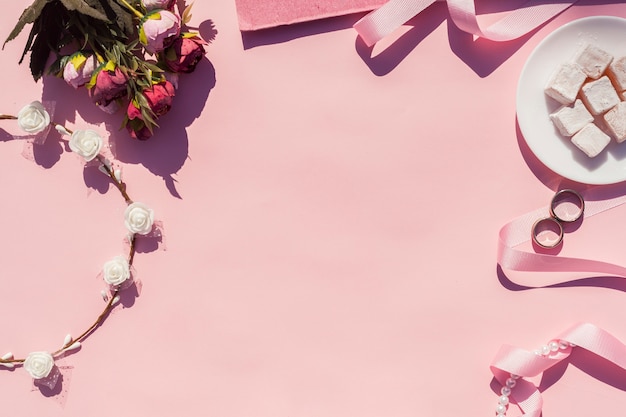 Widok z góry różowy ślub układ z różowym tle