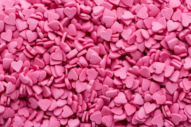 Widok z góry różowych słodyczy w kształcie serca
