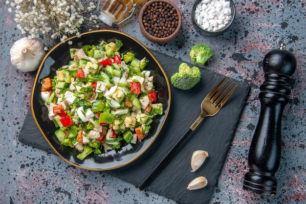 widok z góry sałatka jarzynowa z widelcem na ciemnym tle dojrzałe zdrowe jedzenie dieta restauracja kolor obiad