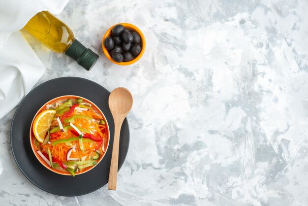 Widok z góry sałatka ze świeżych warzyw z oliwkami na białej powierzchni dieta jedzenie posiłek poziomy zdrowy obiad obiad