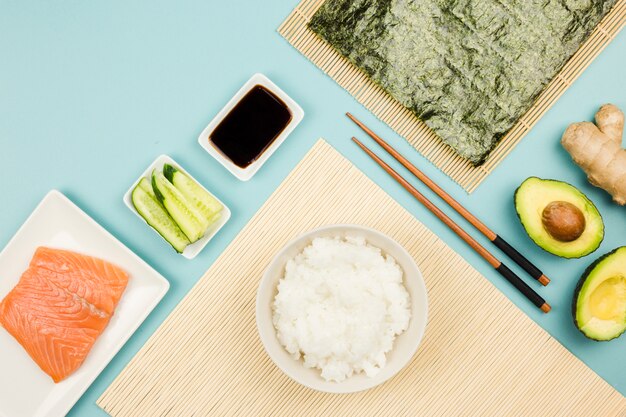 Bezpłatne zdjęcie widok z góry składników sushi