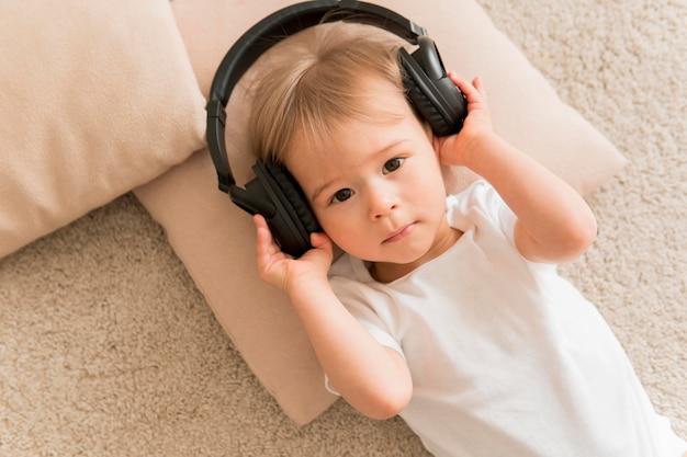 Widok z góry słodkie dziecko nosi słuchawki