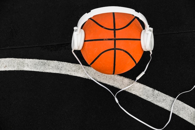 Widok z góry słuchawki na koszykówkę