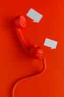 Bezpłatne zdjęcie widok z góry słuchawki telefonicznej z bąbelkami i przewodem