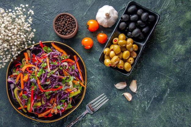 Widok z góry smaczna sałatka z kapusty z oliwkami na ciemnym tle jedzenie chleb wakacje przekąska dieta zdrowy posiłek obiad