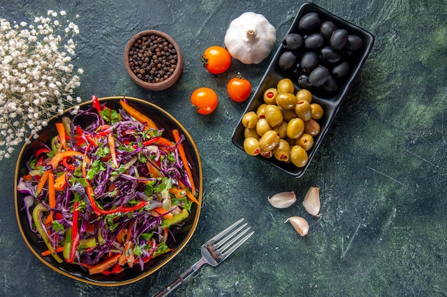 Widok z góry smaczna sałatka z kapusty z oliwkami na ciemnym tle jedzenie chleb wakacje przekąska dieta zdrowy posiłek obiad