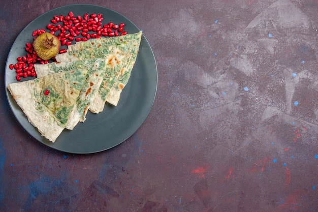 Bezpłatne zdjęcie widok z góry smaczne qutabs gotowane kawałki ciasta z zieleniną w środku na czarno