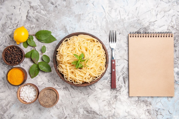 Bezpłatne zdjęcie widok z góry smaczne spaghetti z przyprawami na makaron danie z białego ciasta