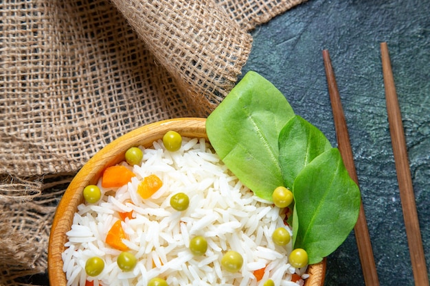 Bezpłatne zdjęcie widok z góry smaczny gotowany ryż z zieloną fasolką na ciemnym biurku