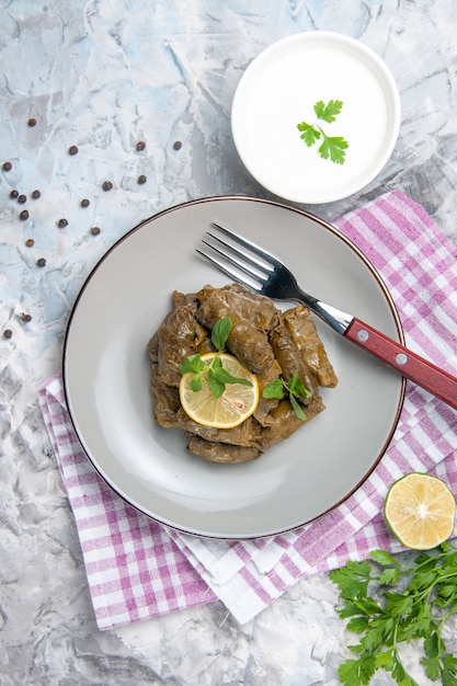 Bezpłatne zdjęcie widok z góry smaczny liść dolma z jogurtem na białym tle