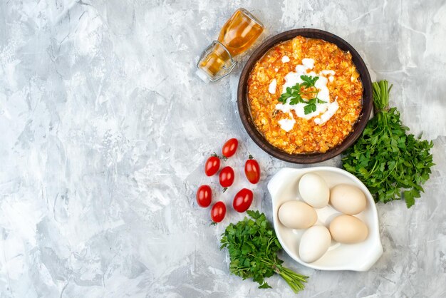 Bezpłatne zdjęcie widok z góry smaczny omlet pomidorowy ze świeżymi pomidorami i zieleniną na białym tle poranne śniadanie jajecznica chleb mleko lunch