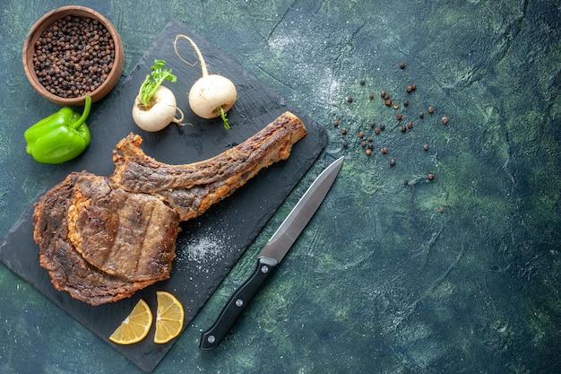 Widok z góry smażony kawałek mięsa na ciemnym tle mięso jedzenie danie grill smażyć kolor zwierzę żebro obiad gotowanie