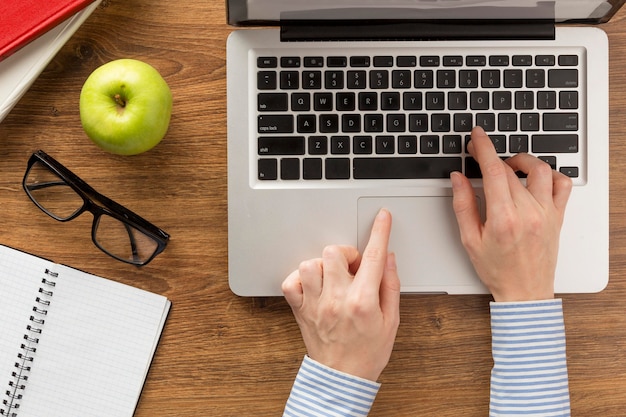 Widok Z Góry Student Za Pomocą Laptopa