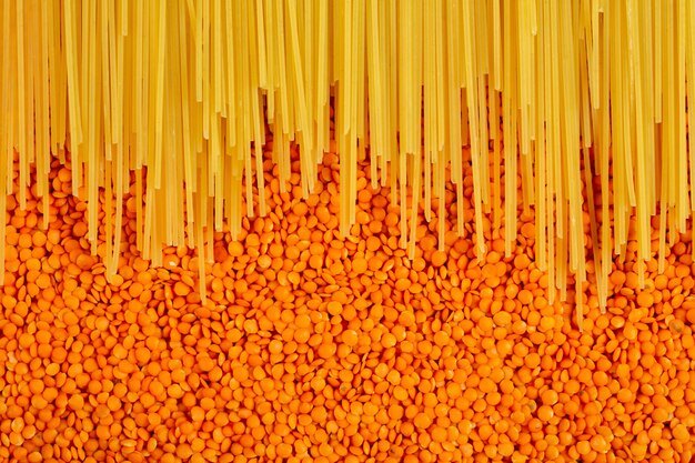 Widok z góry surowego spaghetti na czerwonej soczewicy