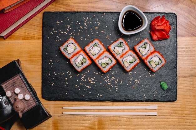 Widok z góry sushi roll California z imbirem wasabi i sosem sojowym