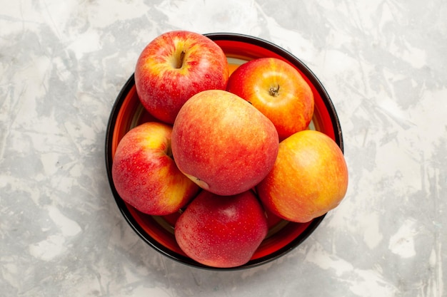Bezpłatne zdjęcie widok z góry świeże czerwone jabłka łagodne owoce na białej powierzchni