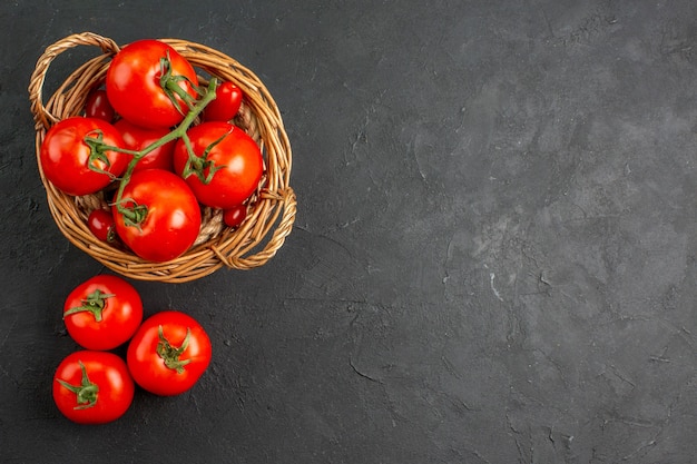 Bezpłatne zdjęcie widok z góry świeże czerwone pomidory w koszyku