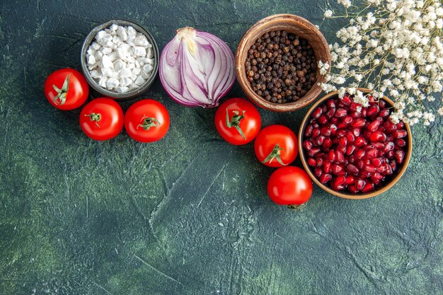 Widok z góry świeże czerwone pomidory z przyprawami na ciemnym tle zdrowy posiłek sałatka żywności kolor zdjęcie dieta