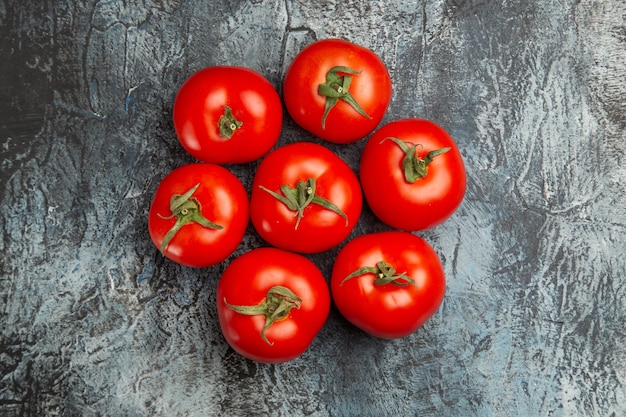 Bezpłatne zdjęcie widok z góry świeże czerwone pomidory