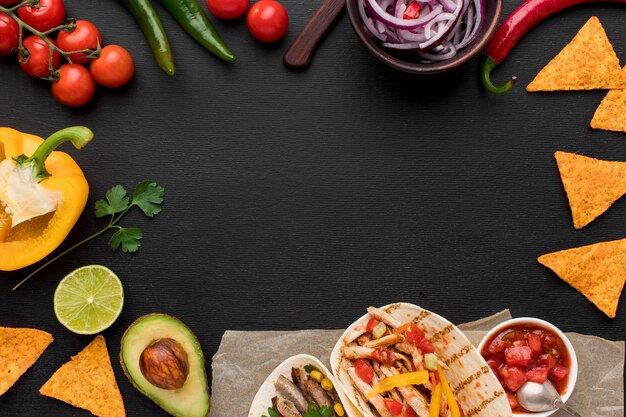Widok z góry świeże meksykańskie jedzenie z nachos
