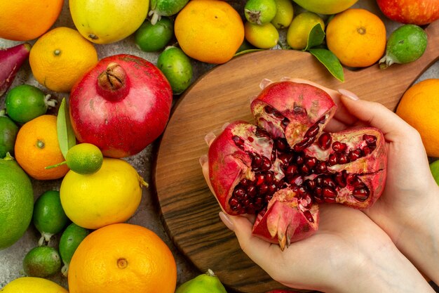 Widok z góry świeże owoce różne łagodne owoce na białym tle kolor jagodowy dieta zdjęcie smaczne zdrowie dojrzałe drzewo