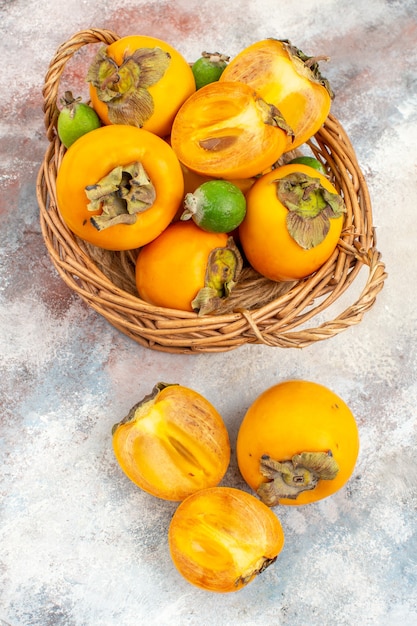 Widok Z Góry świeże Persimmons Feykhoas W Wiklinowym Koszu Na Nagim Tle