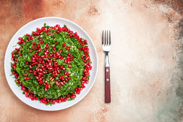 Widok z góry świeże warzywa z obranymi granatami na jasnym stole kolor owoców zielony posiłek