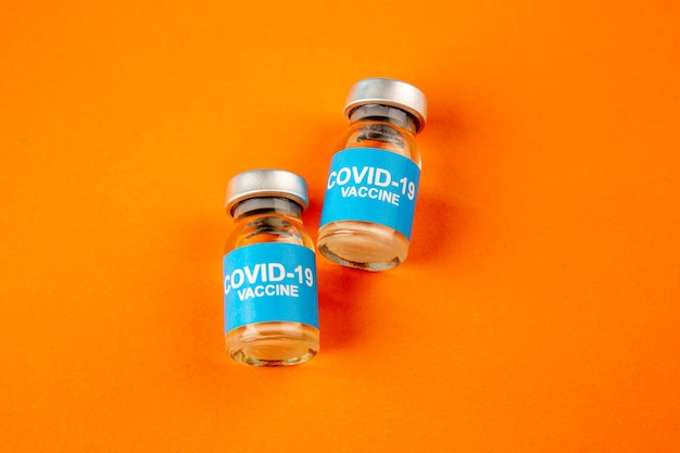 Bezpłatne zdjęcie widok z góry szczepionki covid19 w małych kolbach