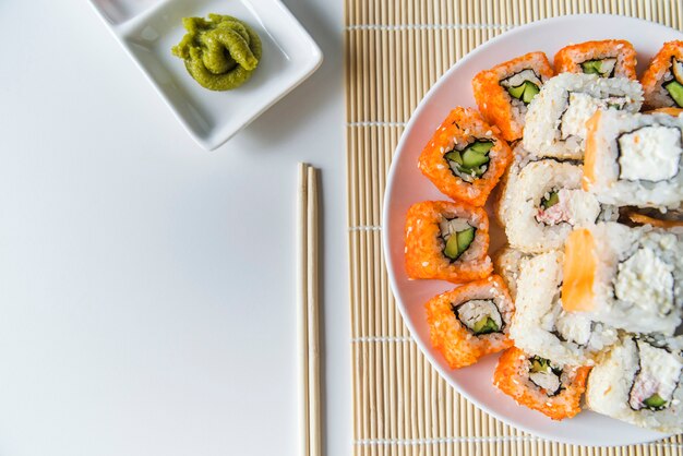 Widok z góry talerz sushi z wasabi