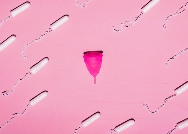 Bezpłatne zdjęcie widok z góry tamponu z kubkiem menstruacyjnym