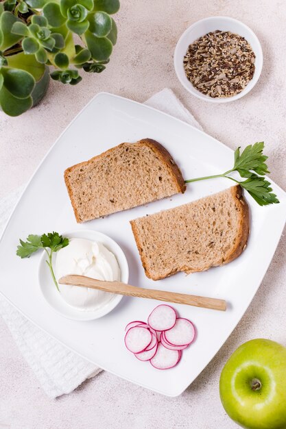 Widok Z Góry Toast Na Talerzu Z Rzodkiewką I Jabłkiem