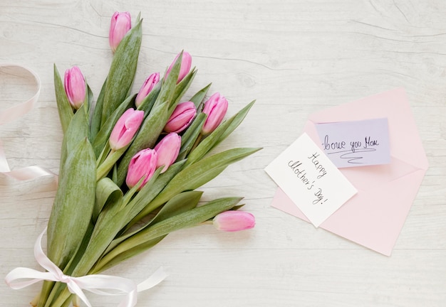 Bezpłatne zdjęcie widok z góry tulipany i kartkę z życzeniami