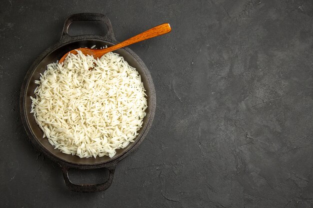 Widok z góry ugotowany ryż wewnątrz patelni na ciemnej powierzchni obiadowy posiłek jedzenie ryż wschodni