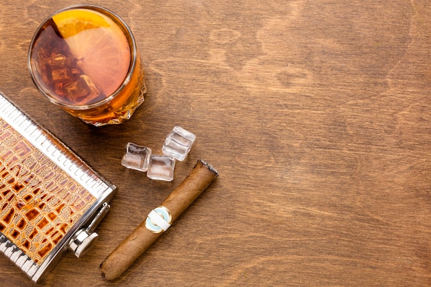 Bezpłatne zdjęcie widok z góry whisky z pomarańczą i cygarem z miejsca na kopię