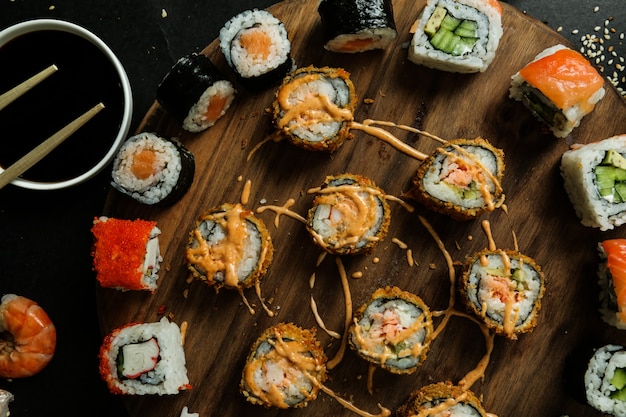 Widok Z Góry Wymieszaj Sushi Na Stojaku Z Imbirowym Sosem Sojowym, Sezamem Wasabi I Awokado