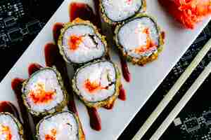 Bezpłatne zdjęcie widok z góry z bliska gorące rolki sushi z czerwonym tobiko i krabem