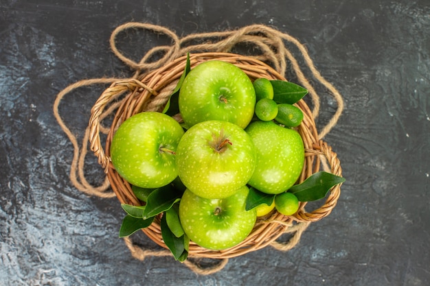 Bezpłatne zdjęcie widok z góry z bliska jabłka lina kosz jabłek owoców cytrusowych