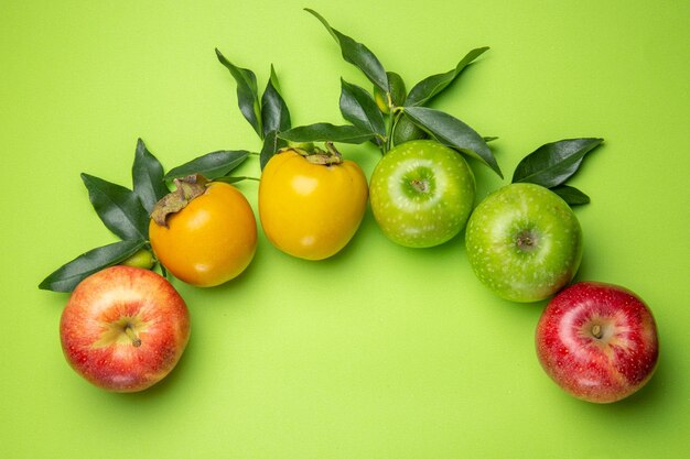 Widok Z Góry Z Bliska Kolorowe Owoce Zielone I Czerwone Jabłka Persimmons Z Liśćmi