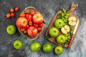 Bezpłatne zdjęcie widok z góry z daleka deska jabłek apetyczny kosz owoców zielony nóż do jabłek
