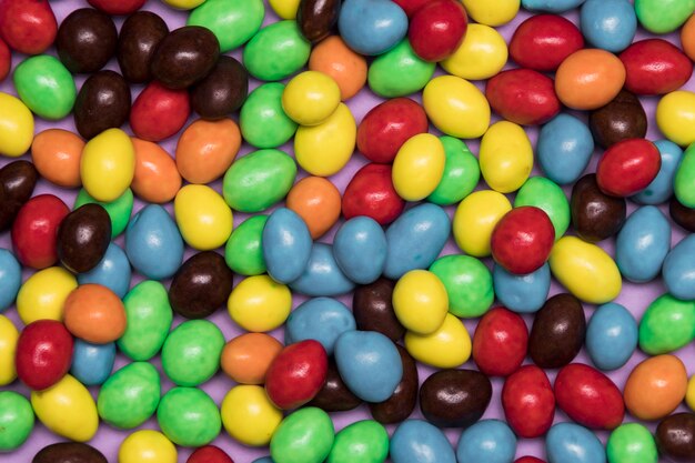 Widok z góry z kolorowymi cukierkami