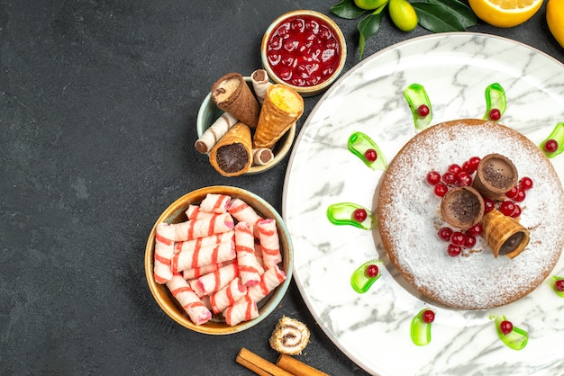 Widok Z Góry Zbliżenie Ciasto Płyta Z Dżemem Ciasto Wafle Owoce Cytrusowe Pliki Cookie Laski Cynamonu Słodycze