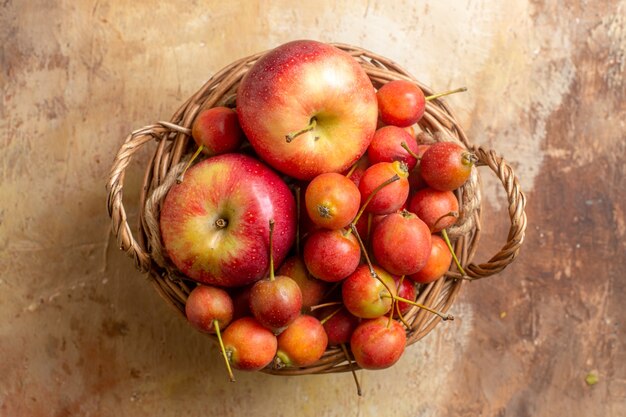 Widok z góry zbliżenie jagody drewniany kosz jabłek jagody na stole