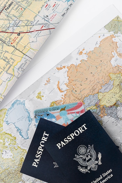 Bezpłatne zdjęcie widok z góry zielona karta i paszport