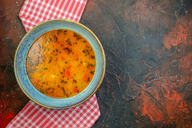 Bezpłatne zdjęcie widok z góry zupa ryżowa w misce na czerwonym białym obrusie w kratkę na tle