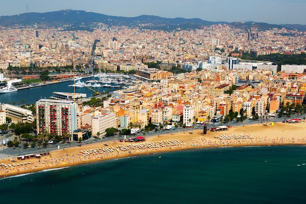 Widok z lotu ptaka Barceloneta od Morza Śródziemnego. Barcelona